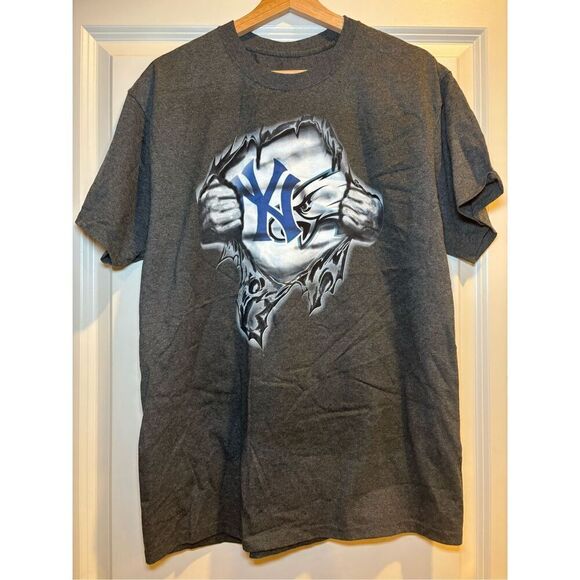 New York Yankees and Philadelphia Eagles T-shirt size Large - Picture 1 of 2